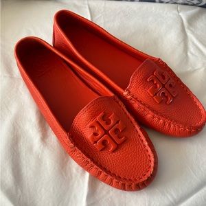 TORY BURCH LOWELL 2 DRIVER TUMBLED LEATHER SPICY ORANGE SIZE 6 NEVER WORN